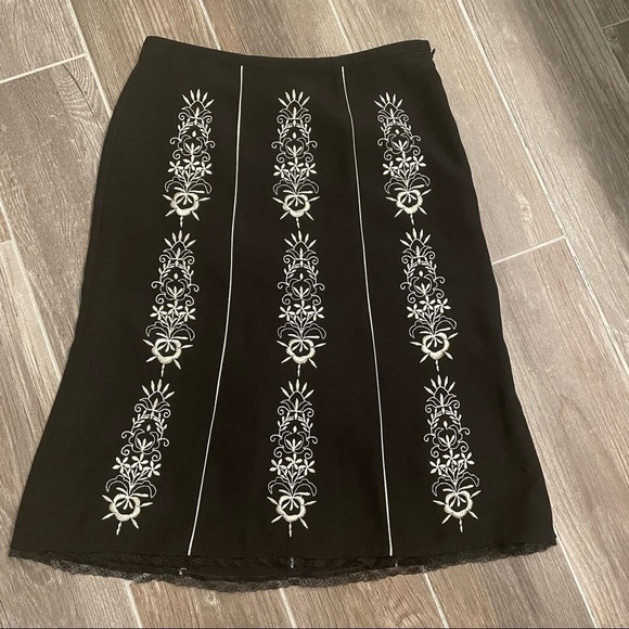 Ann Taylor LOFT A Line Skirt Black with Cream Floral Embroidered Lace Trim Sz 2P - Picture 11 of 12